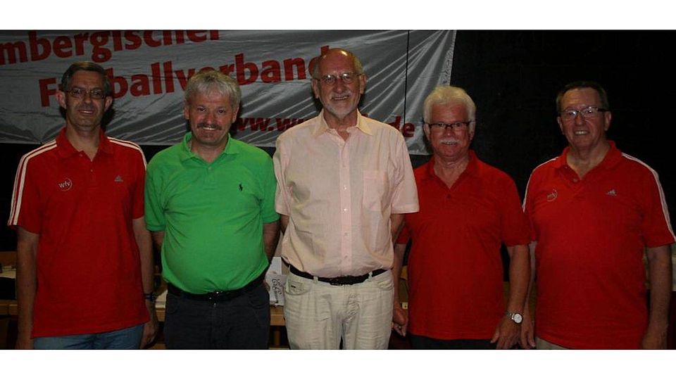 Die verantwortlichen Staffelleiter des Fußball-Bezirks Alb - samt des Vorsitzenden Horst Beck - erlebten einen harmonischen Abend in Pfullingen, von links: Frank Wörn (Staffelleiter B3), Klaus Rapp (Staffelleiter C3), Bezirksvorsitzender Horst Beck, Josef Haug (Staffelleiter A3) und Hermann Welsch (Staffelleiter A2 und B2).