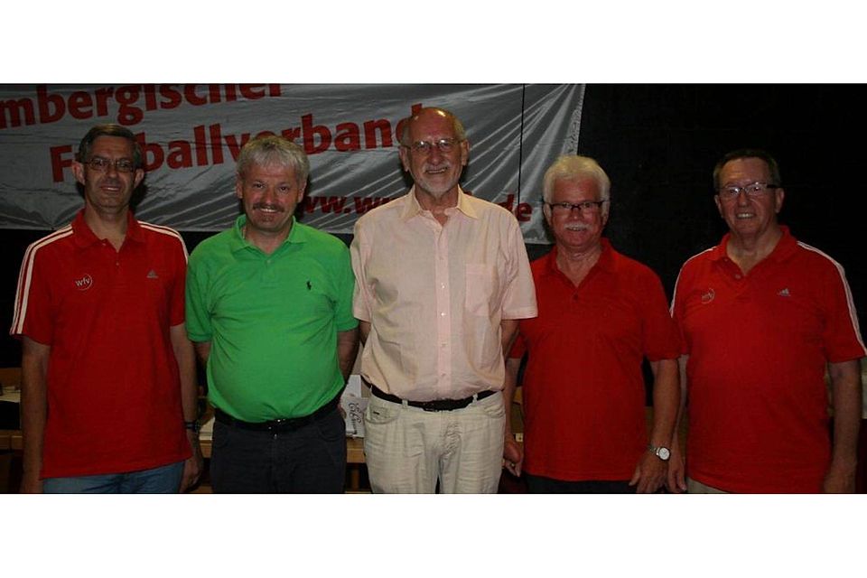 Die verantwortlichen Staffelleiter des Fußball-Bezirks Alb - samt des Vorsitzenden Horst Beck - erlebten einen harmonischen Abend in Pfullingen, von links: Frank Wörn (Staffelleiter B3), Klaus Rapp (Staffelleiter C3), Bezirksvorsitzender Horst Beck, Josef Haug (Staffelleiter A3) und Hermann Welsch (Staffelleiter A2 und B2).