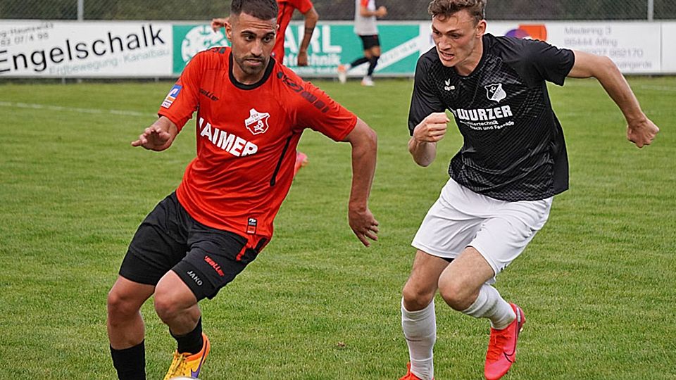 Im Hinspiel behielten Gabriel Merane (links) und der TSV Aindling im Derby gegen den FC Affing (Florian Kronthaler) die Oberhand.