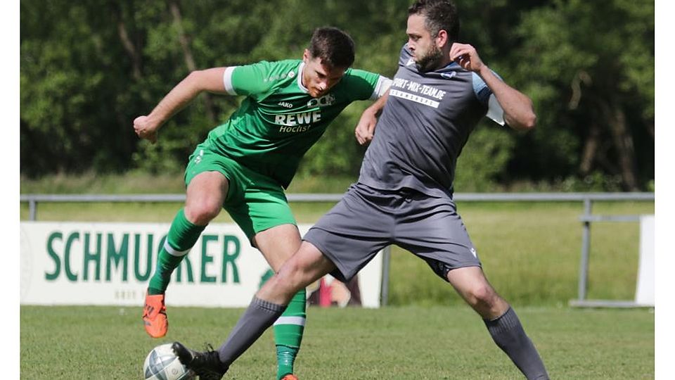 Intensives Duell zwischen Lukas Gebhardt (links) vom FV Mümling-Grumbach) und Rothenbergs Rico Johe. Am Ende gewann die SG die Partie der A-Liga überraschend deutlich mit 4:0.	Foto: Herbert Krämer