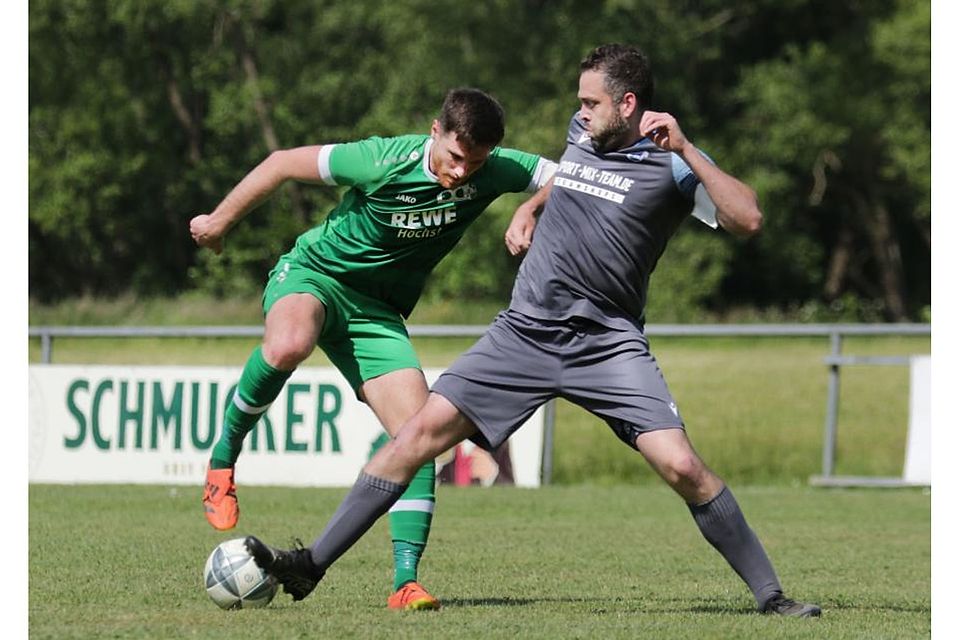 Intensives Duell zwischen Lukas Gebhardt (links) vom FV Mümling-Grumbach) und Rothenbergs Rico Johe. Am Ende gewann die SG die Partie der A-Liga überraschend deutlich mit 4:0.	Foto: Herbert Krämer
