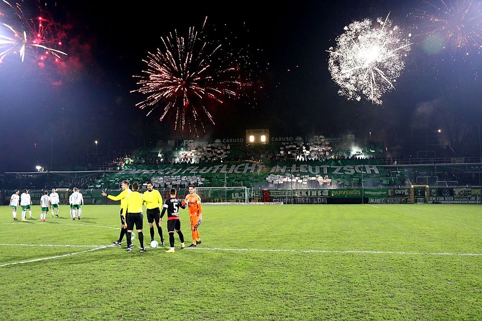 Feuerwerk vor dem Spiel zur feierlichen Eröffnung der Flutlichtanlage im AKS.