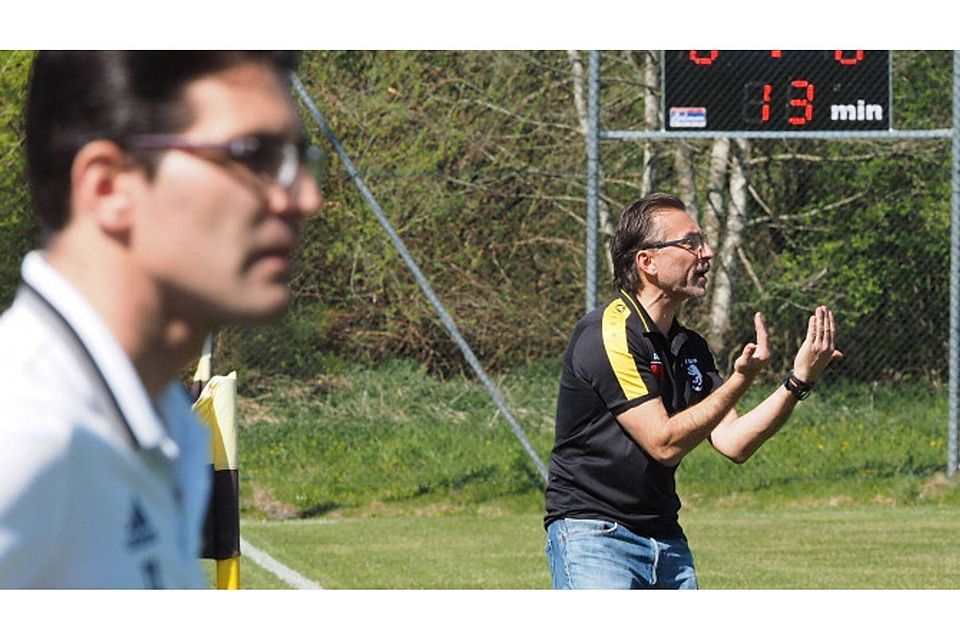 Zwischen entspannt und fordernd. Moosachs Coach Tobias Seiler (l.) und der Grafinger Stefan Haage. Michael Huber