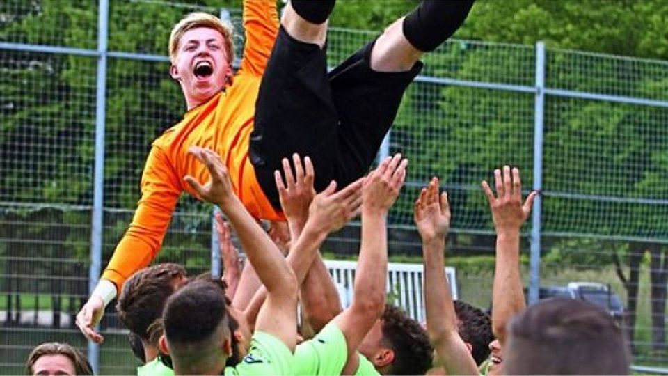 Hoch soll er leben. Die Freiberger Turniersieger feiern ihren Torhüter Ben Weber, der im finalen Elfmeterschießen glänzte. Foto: Yavuz Dural