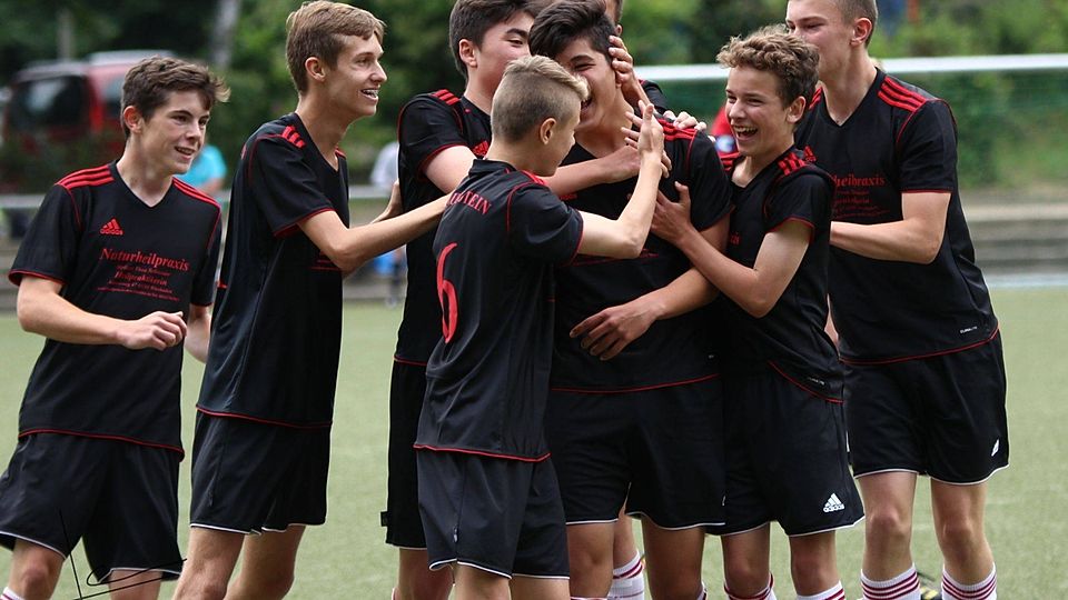 Die U15-Fußballer des SV Frauenstein bejubeln den Hessenliga-Aufstieg. Foto: Jan Henz