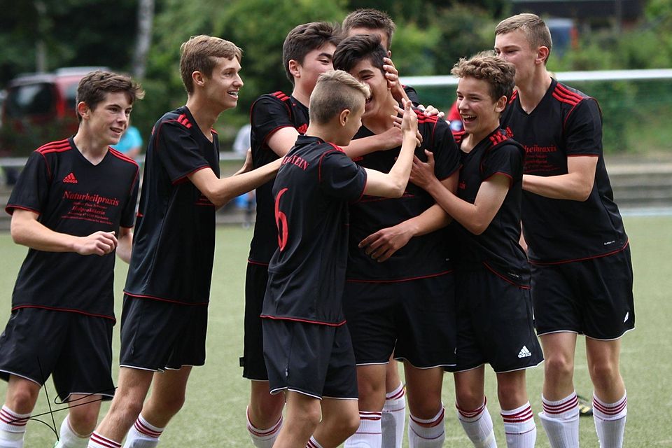 Die U15-Fußballer des SV Frauenstein bejubeln den Hessenliga-Aufstieg. Foto: Jan Henz