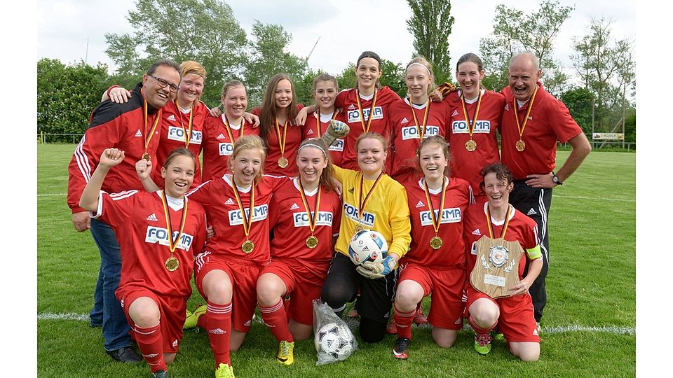 Die Fußballerinnen der SG Meckelstedt/Wesermünde/Geeste hatten in dieser Saison reichlich Grund zum Jubeln. Sie wurden souverän Meister in der Bezirksliga und steigen in die Landesliga auf. Foto Schimanke
