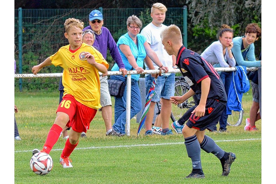 Roman Ruttkowski (l.) und die C-Junioren des FC Mecklenburg Schwerin hatten am dritten Spieltag der Regionalliga Nordost gegen Union Berlin mit einem 0:9 das Nachsehen.Hagen Bischoff