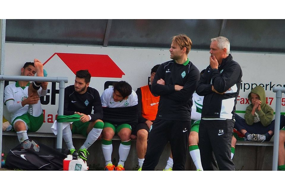 Werder-Trainer Stefan Horeis gab nach dem Schlusspfiff von Karsten Meyer jedem FC-Spieler die Hand und gratulierte den Bremerhavenern zum 2:1-Sieg. Foto: Volker Schmidt