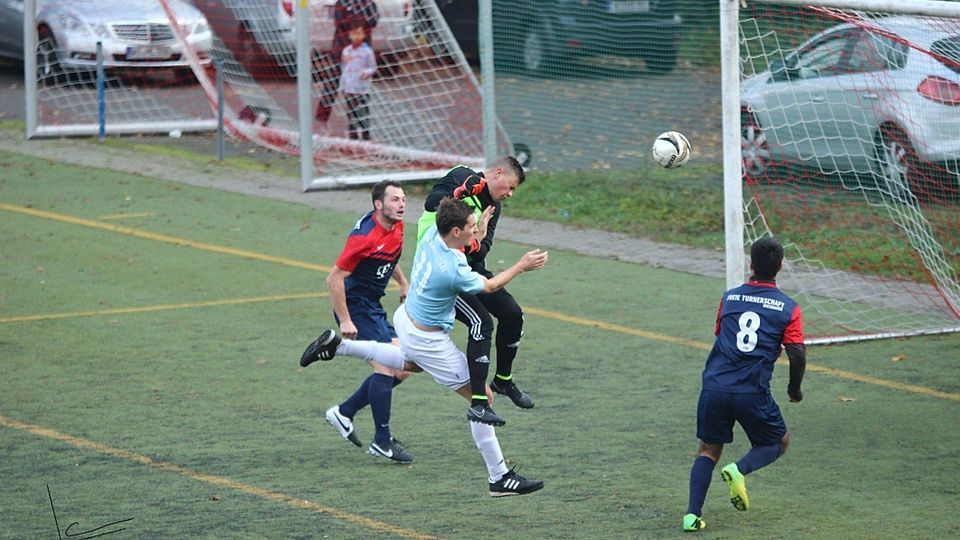 Dennis Deider erzielt gegen Rene Roth, der nach Spielschluss noch vom Platz flog, das 2:1.Foto: Henz.