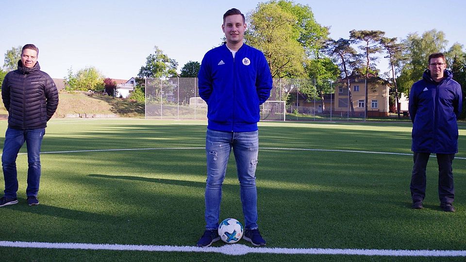 Der neue Fortune: (v.l.n.r) Sven Schlüter, Vorstandsmitglied Fortuna Schlangen, Neuzugang Daniel Gemsen und Coach Sascha Weber. 