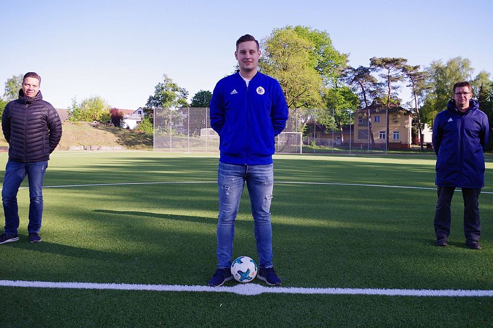 Der neue Fortune: (v.l.n.r) Sven Schlüter, Vorstandsmitglied Fortuna Schlangen, Neuzugang Daniel Gemsen und Coach Sascha Weber. 