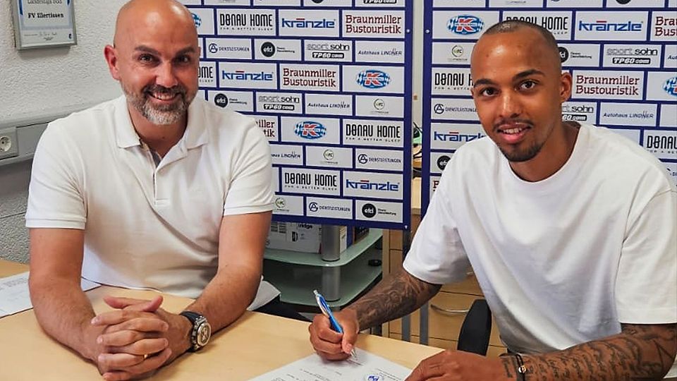 Sehr zur Freude von Illertissens Sportlichem Leiter Sergio Pereira (li.) hat Jonathan Muiomo einen Vertrag beim FVI unterschrieben. 