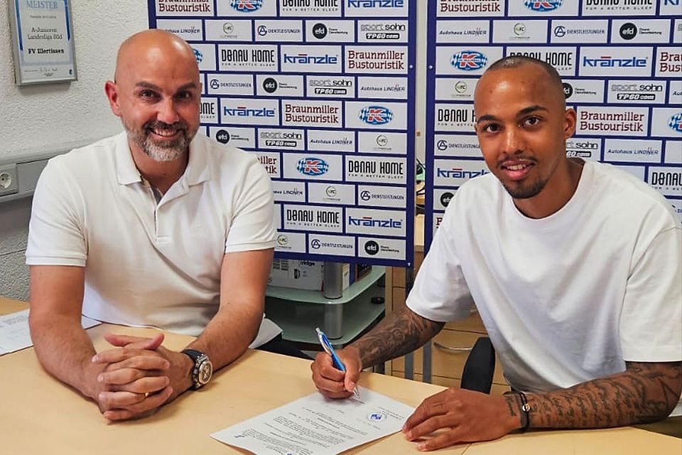 Sehr zur Freude von Illertissens Sportlichem Leiter Sergio Pereira (li.) hat Jonathan Muiomo einen Vertrag beim FVI unterschrieben. 