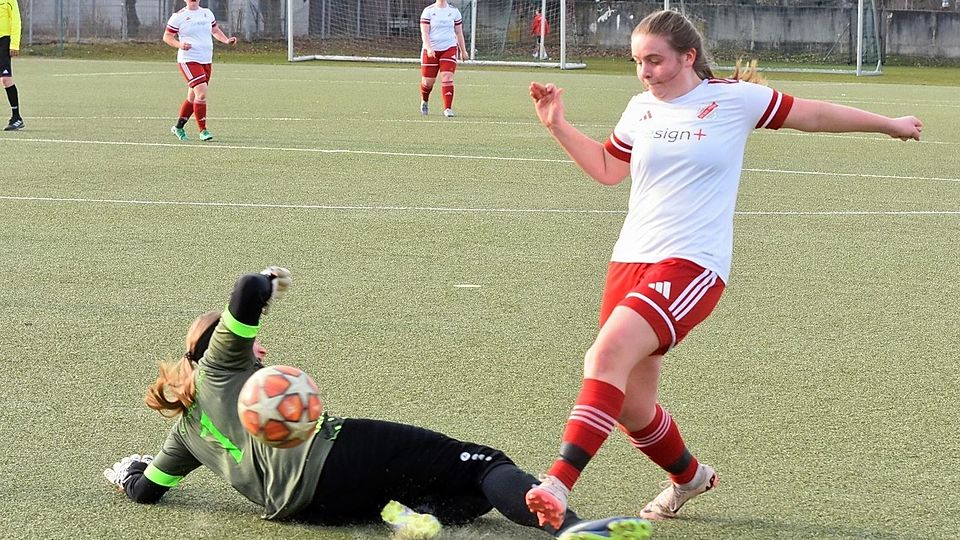 Die Frauen von RW Überacker III (weiße Trikots) im Spiel gegen den SC Unterpfaffenhofen.