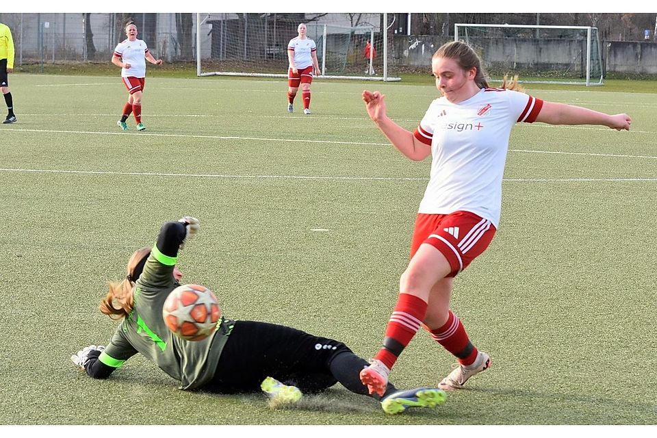 Die Frauen von RW Überacker III (weiße Trikots) im Spiel gegen den SC Unterpfaffenhofen.