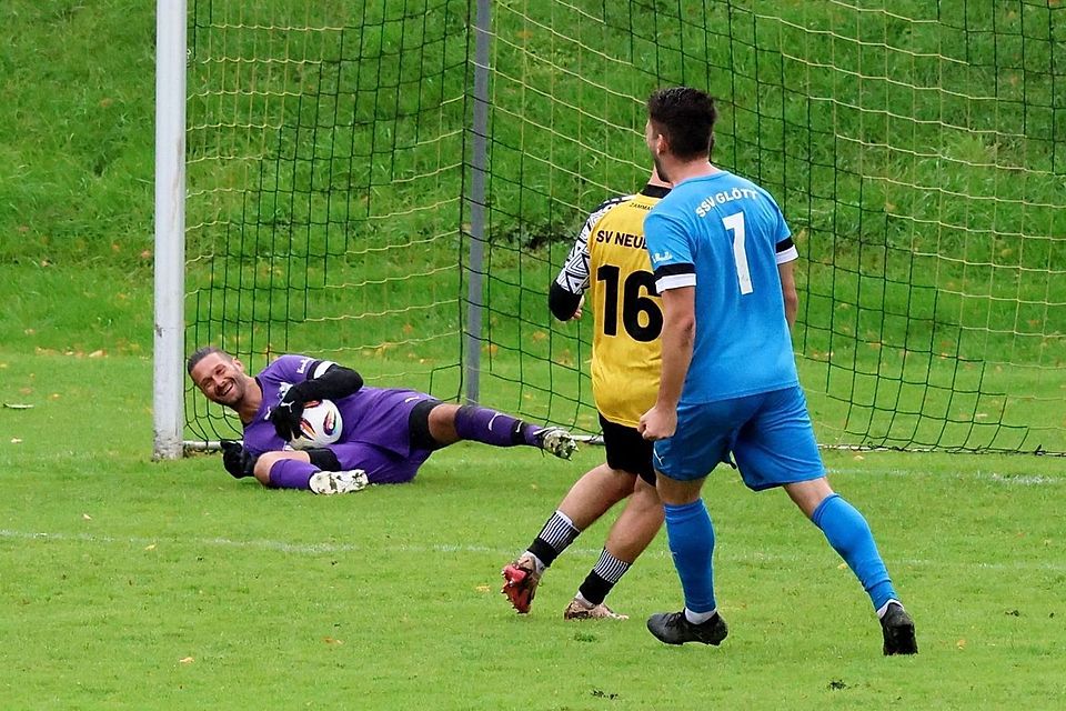 Dominik Trenker hatte gut lachen, der Keeper der SSV Glött blieb in Neuburg ohne Gegentor und hielt sogar einen Elfmeter.