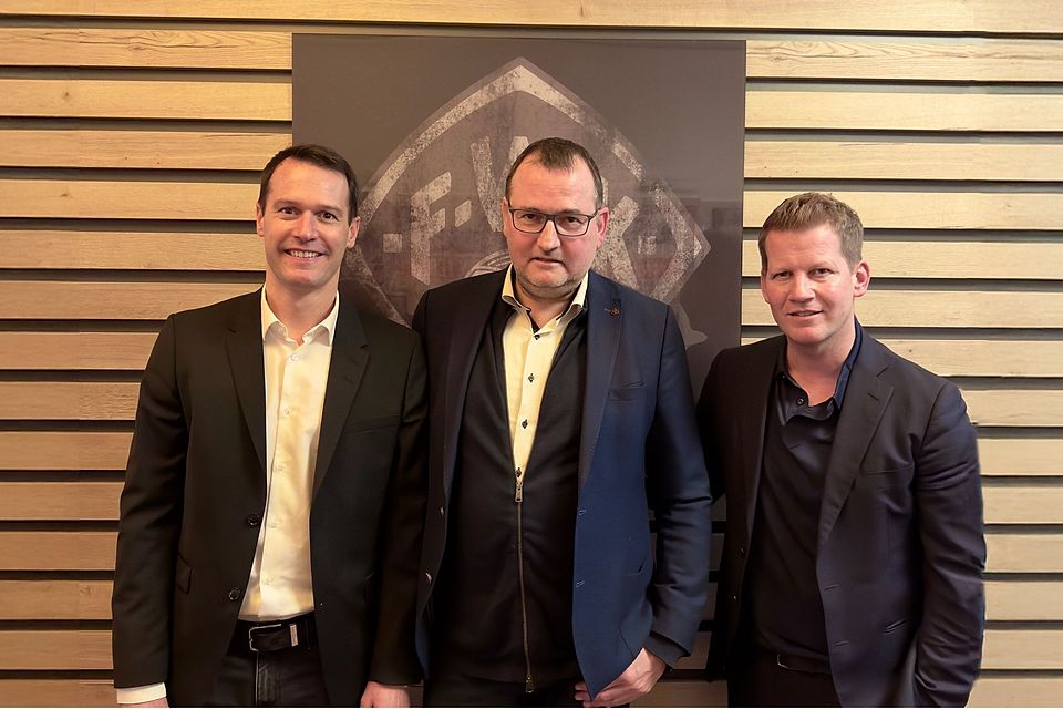 Der wiedergewählte Präsident der Kickers Michael Grieger (Mitte) und seine neu gewählten Vizepräsidenten André Herber (re.) und Dr. Matthias Eichler. Der wiedergewählte Präsident der Kickers Michael Grieger (Mitte) und seine neu gewählten Vizepräsidenten André Herber (re.) und Dr. Matthias Eichler.