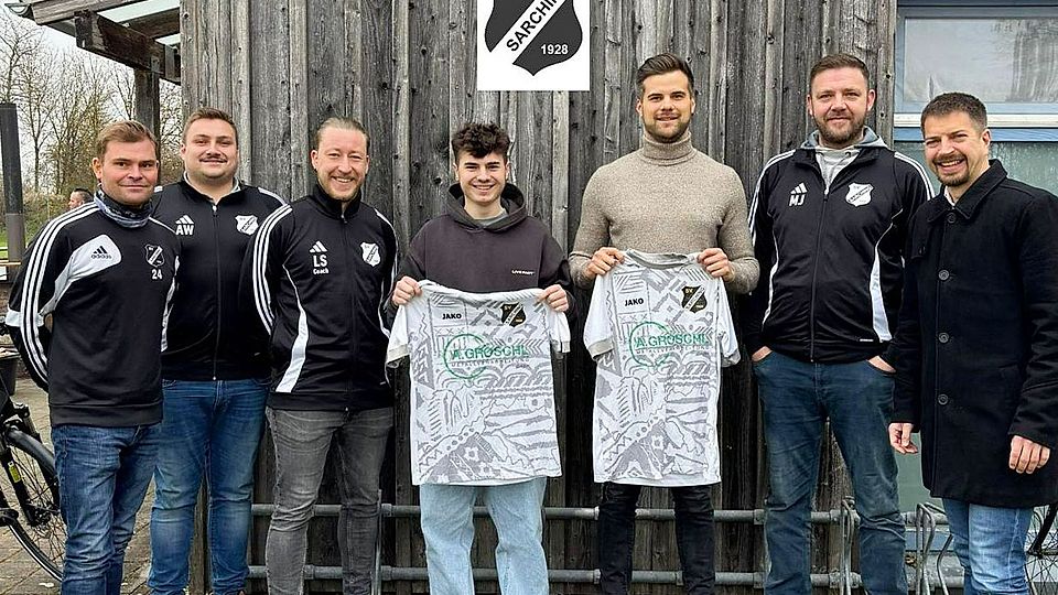 Optimismus in Sarching: Verantwortliche, Trainer und neue Spieler versammeln sich vor dem Sportheim zum Gruppenfoto.