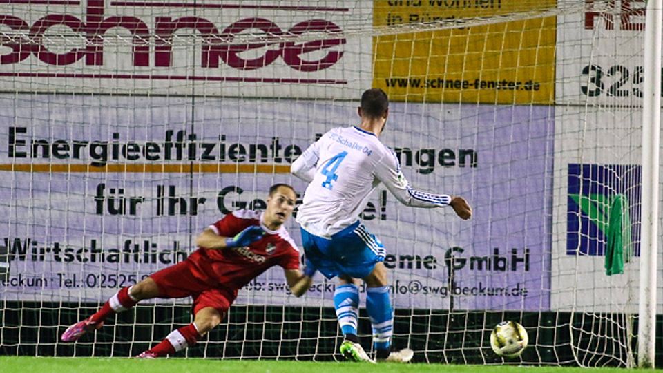 Beim entscheidenden Elfmeter in der Nachspielzeit behielt Tanju Öztürk die Nerven, Schalke 04 II entzauberte Rödinghausen mit 2:1.F: Yvonne Gottschlich