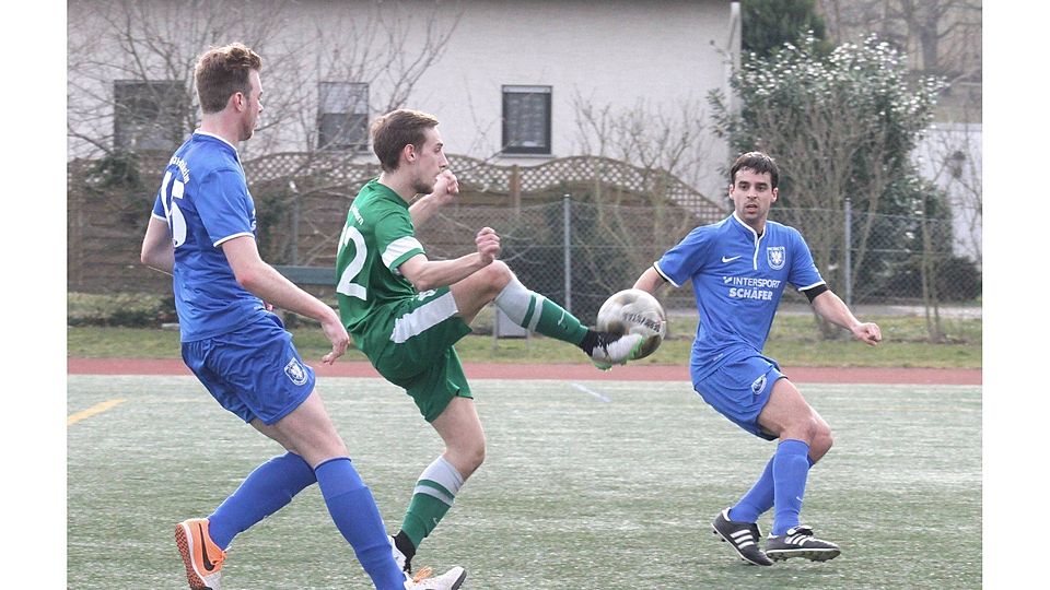 Hoch das Bein: Der Marienborner Dennis Ritz (Mitte) beeindruckt die Gau-Odernheimer Marc Stephan (links) und Sascha Nehrbass mit seiner Ballfertigkeit.Foto: hbz/Jörg Henkel