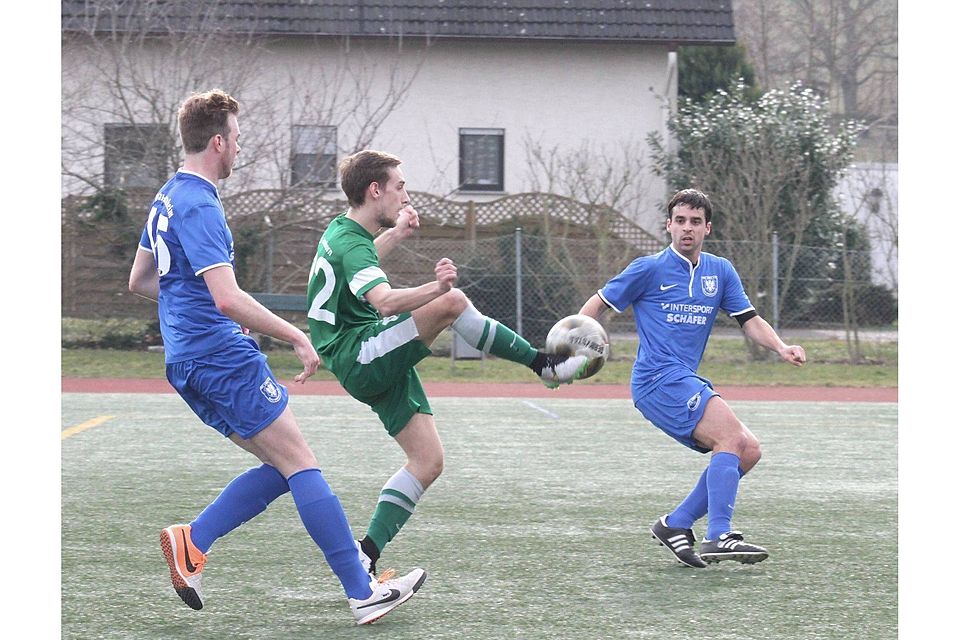 Hoch das Bein: Der Marienborner Dennis Ritz (Mitte) beeindruckt die Gau-Odernheimer Marc Stephan (links) und Sascha Nehrbass mit seiner Ballfertigkeit.Foto: hbz/Jörg Henkel
