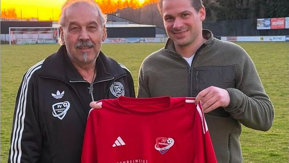 FV-Hunsrückhöhe-Vorsitzender Herbert Pauly (links) begrüßt den neuen Trainer Pascal Meschak.