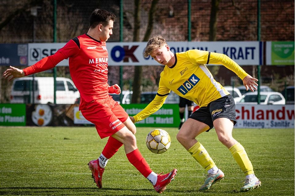 Der FC Kaunitz (gelb-weiße Trikots) feiert einen wichtigen Sieg.