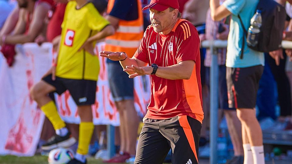 Holger Seitz und die 2. Mannschaft des FC Bayern bereiten sich im Moment intensiv auf die Ende Juli beginnende Regionalliga-Saison vor.