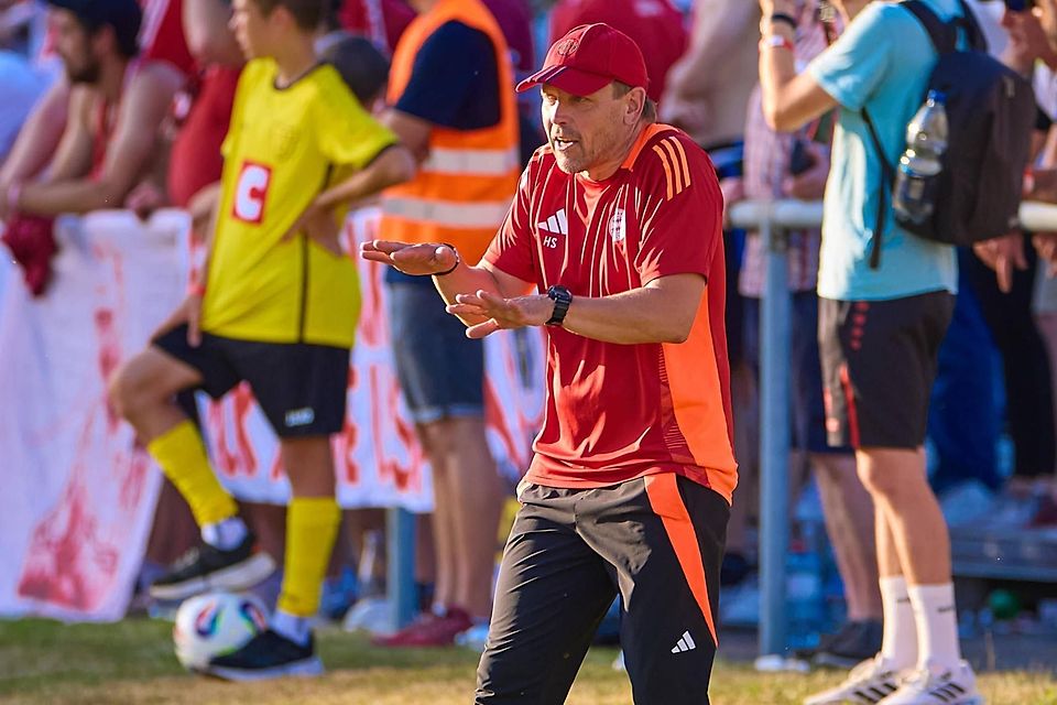 Holger Seitz und die 2. Mannschaft des FC Bayern bereiten sich im Moment intensiv auf die Ende Juli beginnende Regionalliga-Saison vor.