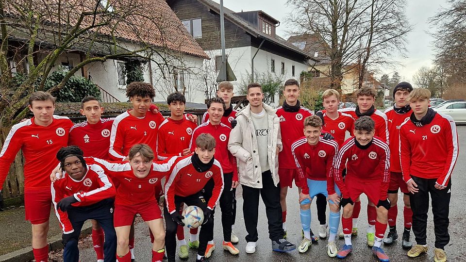 Zurück zu den Wurzeln: Julian Weigl zu Besuch bei Talenten seines Ex-Vereins TSV 1860 Rosenheim.