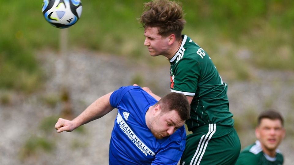 Geschenkt wurde sich nichts:  Timo Adelmann vom FC Hausen (rechts) im Kopfballduell gegen Pascal Zumkeller vom SV Karsau.  | Foto: Gerd Gründl