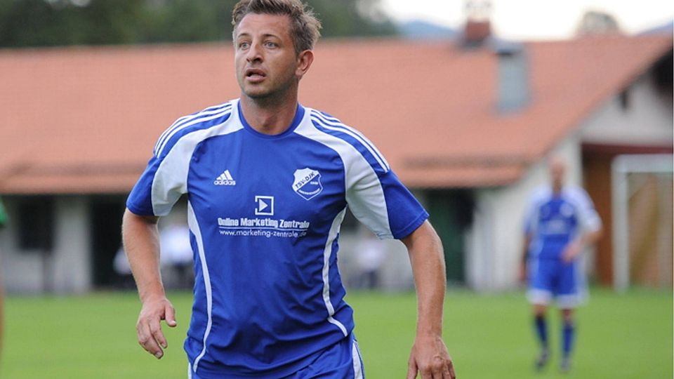 Mike Kolarsch - hier noch im Spielertrikot des TSV Oberdiendorf - soll den FC Salzweg aus dem Tabellenkeller führen F: Deubert