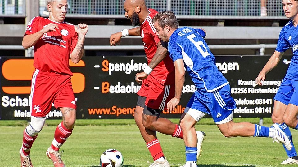 Der SC Unterpfaffenhofen (in Rot) im Spiel gegen den FC Aich (in Blau).