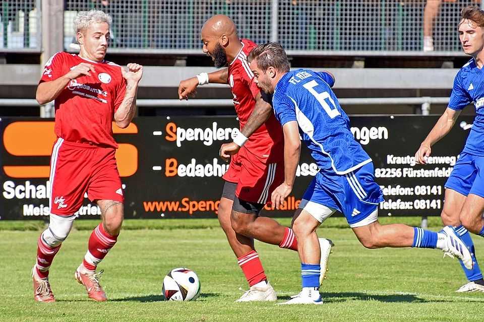 Der SC Unterpfaffenhofen (in Rot) im Spiel gegen den FC Aich (in Blau). Der SC Unterpfaffenhofen (in Rot) im Spiel gegen den FC Aich (in Blau).