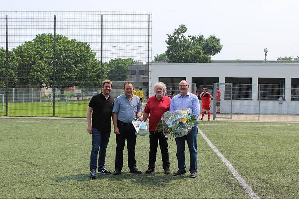 Aufstieg des FC Hürth II in die Bezirksliga mit Vorstand Alfons Domma (2.v.r) und dem Kreisvorsitzendem Walter Ley (r.). Foto: Privat