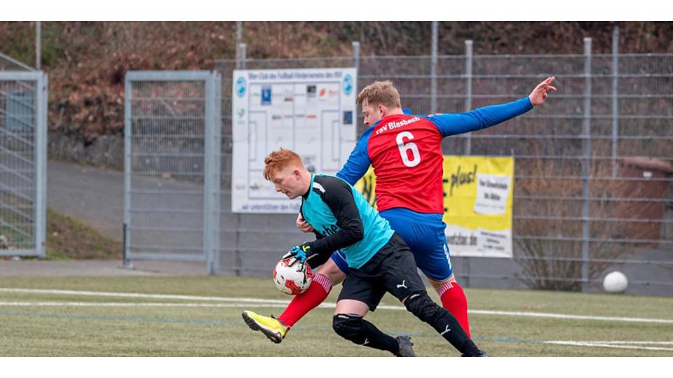  Er hat den Ball: Julian Hedrich, Torwart des RSV Büblingshausen II, ist schneller als Blasbachs Marc Oschwald. (© Jenniver Röczey) 