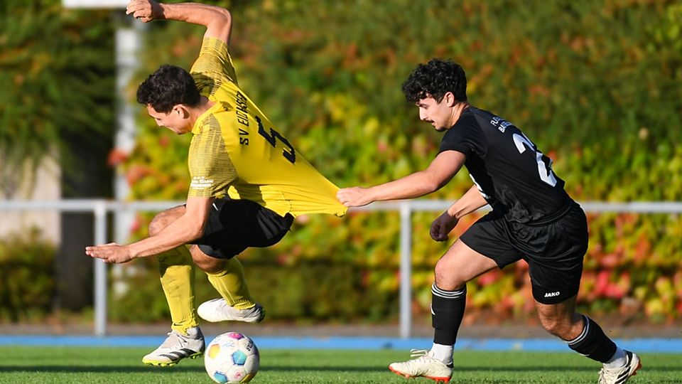 Hiergeblieben: Karim Billich (FC Bad Bellingen II, rechts) mit dem regelwidrigen Trikottest gegen den Eichsler Vincenzo Schmitz | Foto: Gerd Gründl 
