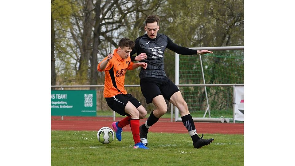 Groß aufgespielt: Lennart Bahrenberg (rechts) kam mit TSV Goddelau II in der B-Liga zu einem 5:0-Erfolg gegen den TV Haßloch (links Tim Wildberger).	Foto: Uwe Krämer
