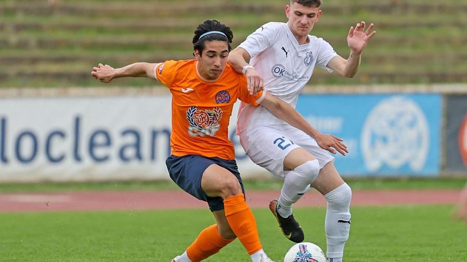Willensstärke und Durchsetzungsvermögen sind in prekärer sportlicher Lage im Verbandsliga-Team des SV Wiesbaden gefragt. Aidan Paul Harney (l.) lebt es beim Heimsieg über Breidenbach vor. 			Archivfoto: Frank Heinen