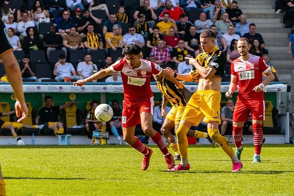 Celal Aydogan (am Ball), hier noch im Trikot von RW Ahlen.