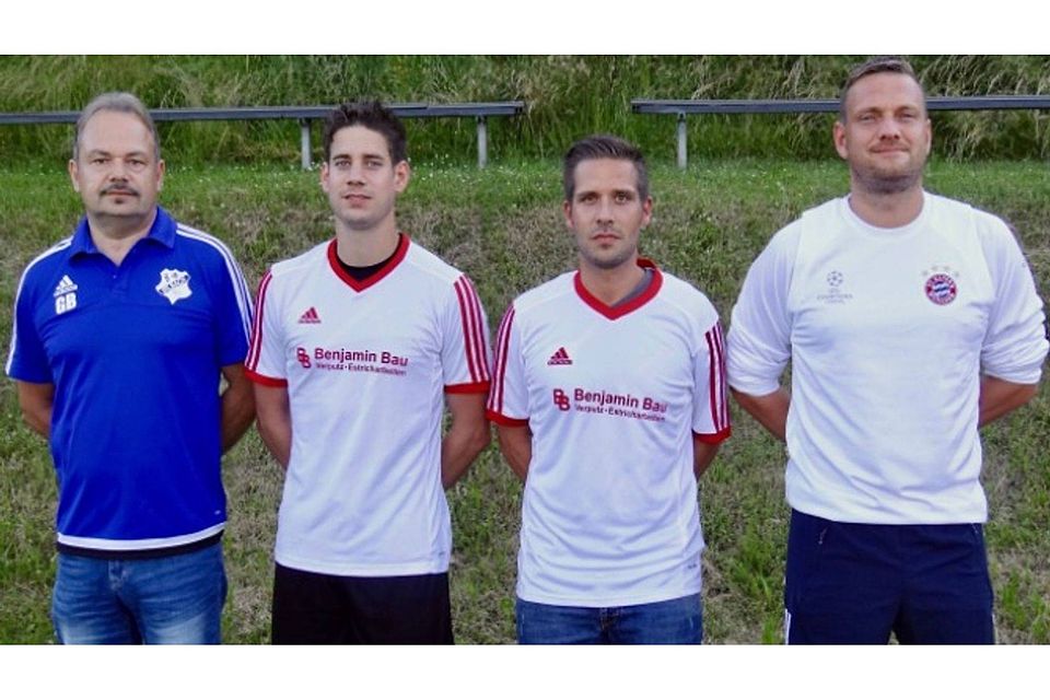 Von links: Der Sportliche Leiter Gerhard Bachl, Neuzugang Hans Kiermeier, Co-Trainer Timo Grzyb sowie Trainer Stefan Grübl