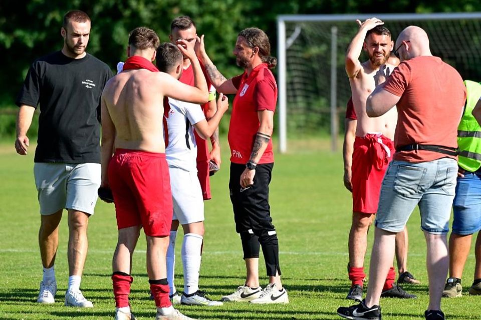 Umringt von Spielern und Vereinsfreunden: Modaus Trainer Peter Hernandez-Allmann freut sich auf das Finale in Reichelsheim am Mittwoch gegen die TSV Auerbach.	