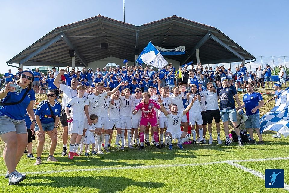 Die Dietfurter haben den Sportplatz in Mitterskirchen förmlich geflutet und bejubeln den Klassenerhalt!