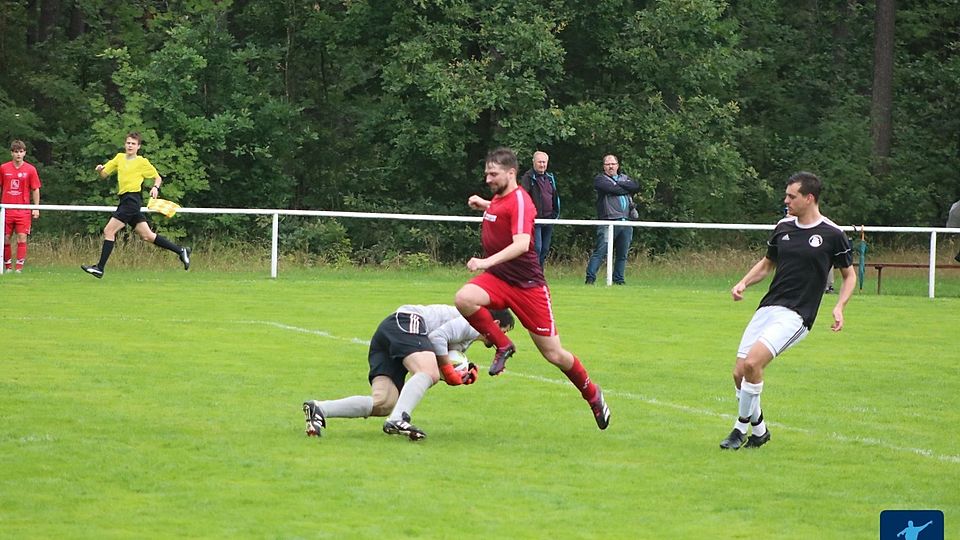 "Sechs-Punkte-Spiel" am Edelsfelder Hahnenkamm, wenn sowohl der FCE (in Schwarz-Weiss), als auch der Gast aus Hirschau (in Rot) einen Befreiungsschlag landen wollen.