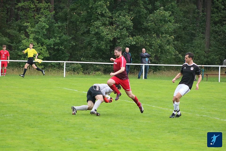 "Sechs-Punkte-Spiel" am Edelsfelder Hahnenkamm, wenn sowohl der FCE (in Schwarz-Weiss), als auch der Gast aus Hirschau (in Rot) einen Befreiungsschlag landen wollen.
