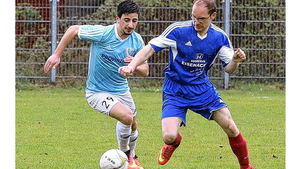 Fetihspors Kayahan Demirtag (li.) verfolgt Bornhöveds Tim Garnitz. Foto: Göttsche