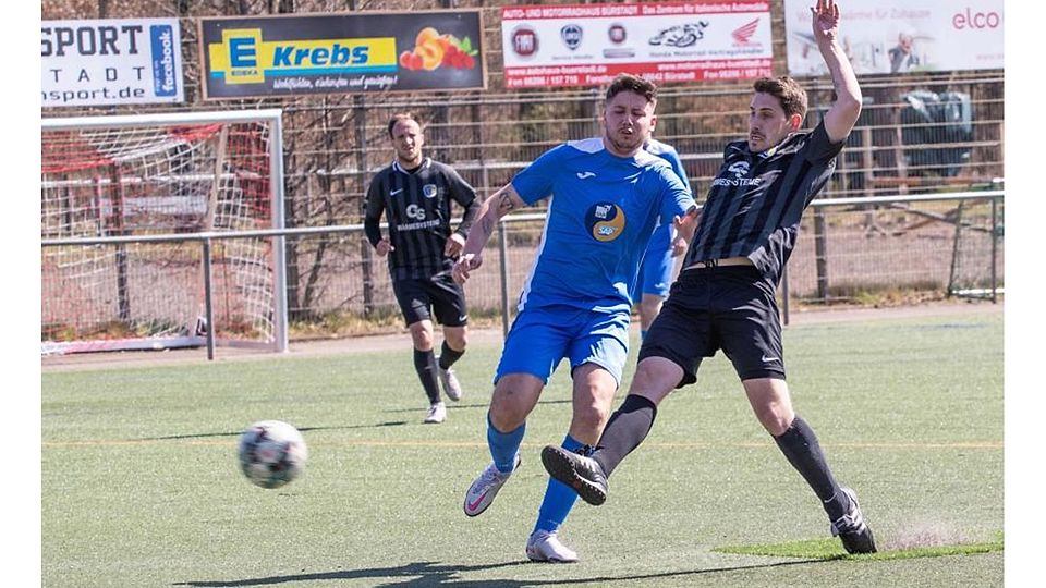 Dominik Wiegand (li., hier im Zweikampf mit Luca Plenk) und die FSG Riedrode II feierten gegen gegen den SV Kirschhausen ein Schützenfest.	Foro: Thorsten Gutschalk