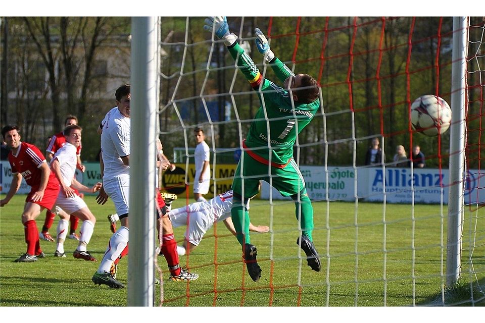 Torhüter Michael Wehdanner war trotz sechs Gegentreffern noch der beste beim 0:6 des TV Schielring in Lam.  Foto: Tschannerl