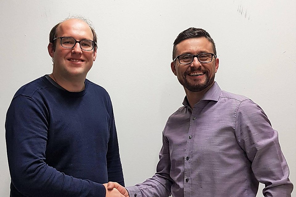 Zwei für den Sport: (v.l.) Niko Stoßberger, Vorstand des SV Straßlach, und Florian Zweckinger, Bezirkssportrichter und Schiedsrichterobmann des SV Straßlach.